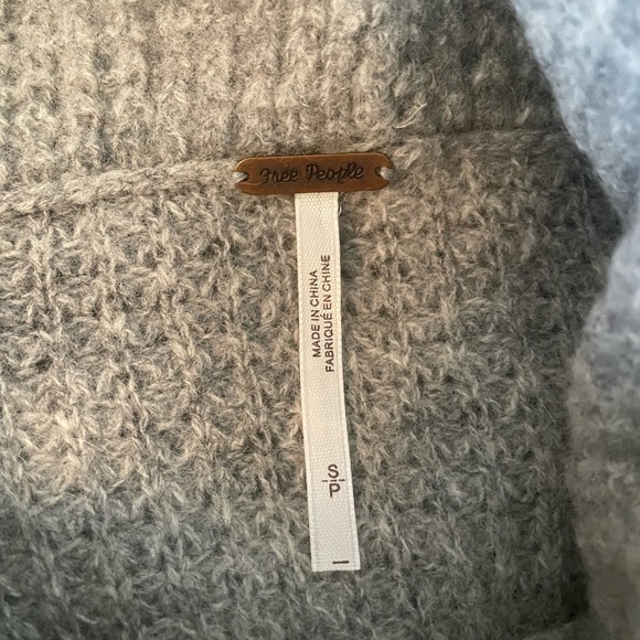 Free People 100% Wool Gray Cowl Neck Sweater Size Small - Picture 7 of 8